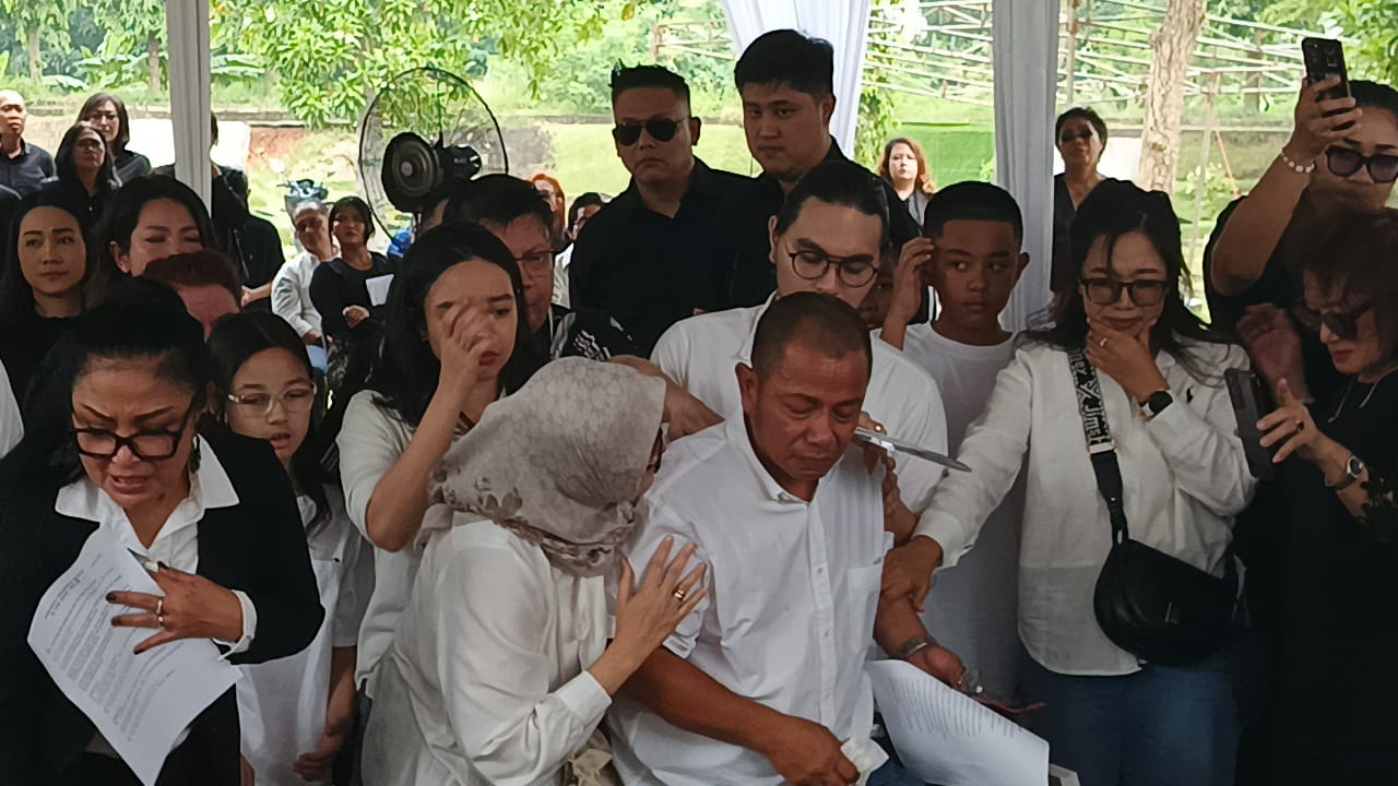 Pemakaman Yurike Sanger di TPU Tanah Kusir, Jakarta Selatan pada Senin (610) [FTNewsSelvianus Kopong Basar]